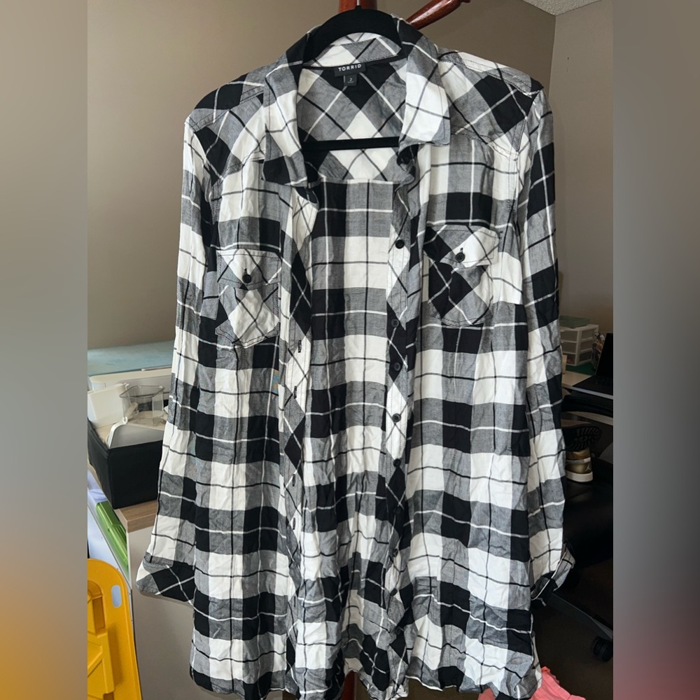 Torrid size 2 b&w plaid tunic button up